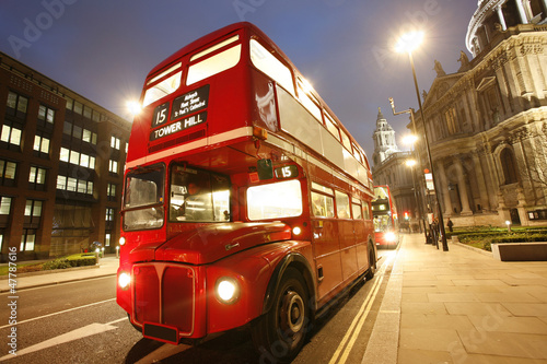 Naklejka - mata magnetyczna na lodówkę Iconic Routemaster Bus at dusk