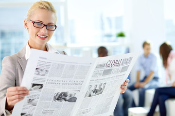 Canvas Print - Woman with newspaper