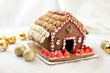Fototapeta  - Świąteczny domek z piernika z bakaliami bogato zdobiony
