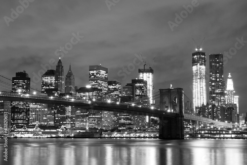 Naklejka ścienna Brooklyn Bridge and Manhattan Skyline At Night, New York City