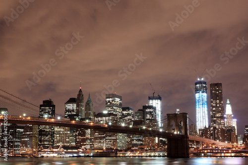 Naklejka na drzwi Brooklyn Bridge and Manhattan Skyline At Night, New York City