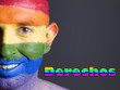 Hombre bandera gay y sonrisa. Concepto de derechos.