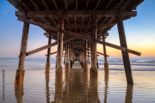 Tapeta ścienna Pod Newport Beach Pier o zachodzie słońca