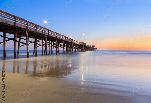 Tapeta ścienna Newport beach molo po zachodzie słońca