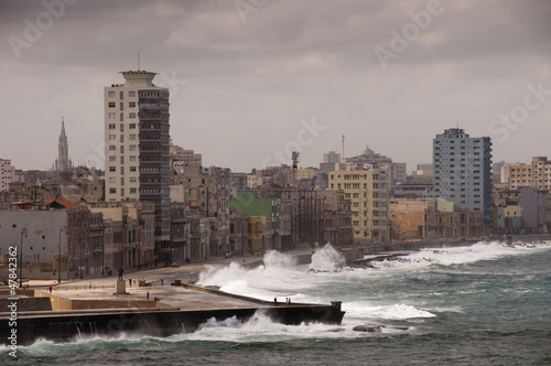 Plakat na papierze fotorealistycznym Dramatyczna pogoda z wielkimi falami w kubańskiej malecon