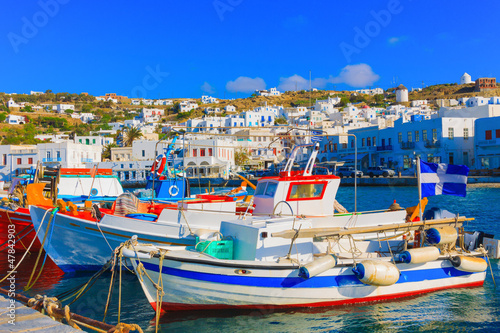 Plakat na papierze fotorealistycznym Kolorowe drewniane łodzie rybackie w wierszu mykonos wyspa stary port gr