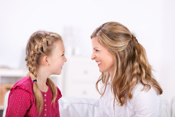 Poster - mutter und tochter lachen sich an