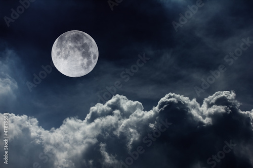 Tapeta ścienna Nocne niebo z księżycem i chmurami
