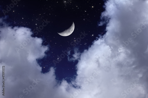 Naklejka samoprzylepna Pochmurne nocne niebo z księżycem i gwiazdą
