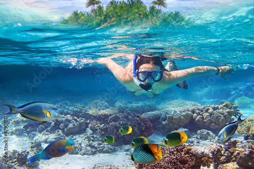 Fotomural Young women at snorkeling in the tropical water