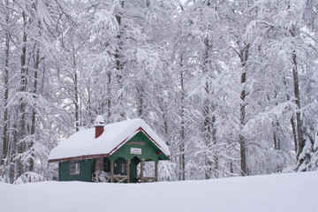 Chalet d'altitude sous la neige