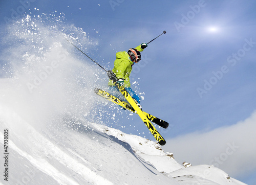 Foto-Flächenvorhang - Jugendlicher Skifahrer springt im Tiefschnee (von grafikplusfoto)