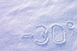 Minus 30 stopni napis na śniegu