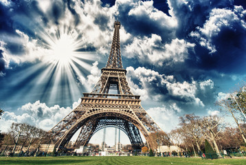 Fototapete - Wonderful view of Eiffel Tower in all its magnificence - Paris