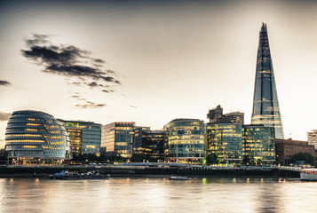 Poster - London Skyline at Dusk with City Hall and Modern Buildings, Rive