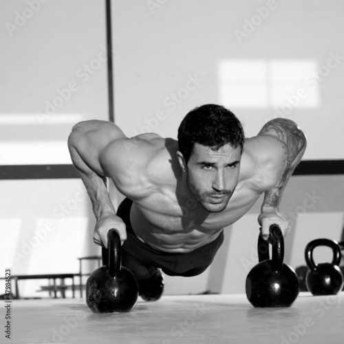 Board z aluminiowym obramowaniem Siłownia mężczyzna push-up siła pushup z kettlebell