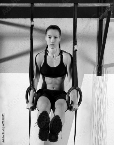 Obraz na płótnie canvas trzyczęściowy "tryptyk" Crossfit zanurzyć pierścień kobieta treningu w siłowni zanurzenie