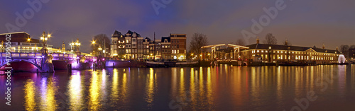 Board z aluminiowym obramowaniem Panorama z Amsterdamu innercity z amstel w Netherl