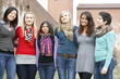 © www.clickmanie.it - studentesse multirazziali in abbraccio