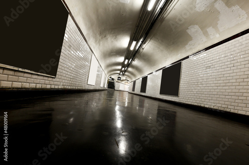 Obraz na płótnie canvas czteroczęściowy "tetraptyk" Stary podziemny tunel oświetlony neonami