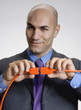 Hombre de negocios conectando dos cables,concepto negocios.