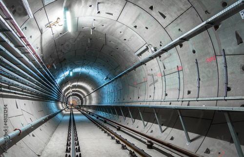 Board z aluminiowym obramowaniem Podziemny tunel z niebieskimi światłami