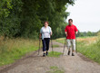 © Christian Schwier - Paar beim Nordic Walking