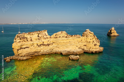 Board z aluminiowym obramowaniem Klify na wybrzeżu algarve, portugalia