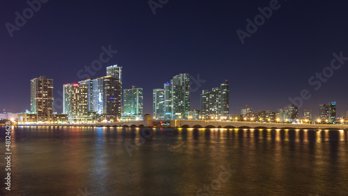 Plakat na papierze fotorealistycznym Miami w nocy