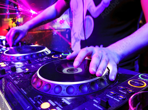 Plakat na papierze fotorealistycznym Dj gra na torze