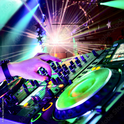 Plakat na papierze fotorealistycznym Dj gra na torze