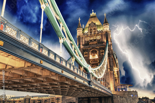 burza-nad-tower-bridge-noca-londyn