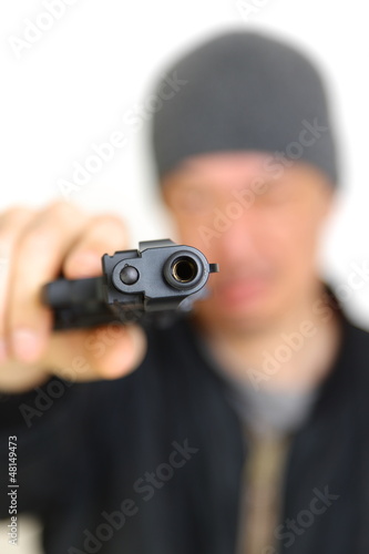 拳銃を突きつけるニット帽の男 Stock Photo Adobe Stock 拳銃を突きつけるニット帽の男 Stock Photo Adobe Stock