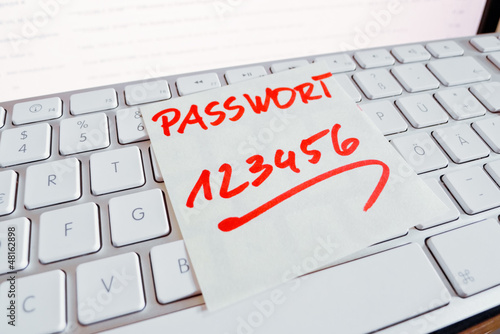 Fotografía Notiz auf Computer Tastatur: Passwort 123456