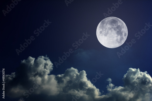 Naklejka samoprzylepna Nocne niebo z księżycem i chmurami