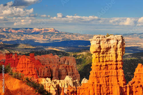 Board z aluminiowym obramowaniem Formacja skalna hoodoo w bryce canyon.