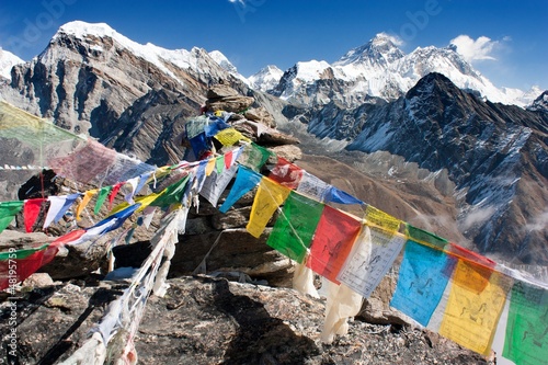 Obraz na płótnie canvas Zobacz Everest z gokyo ri z flagi modlitewne - Nepalu