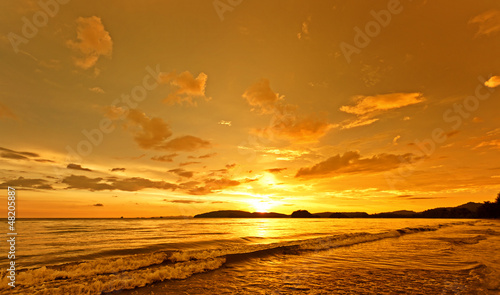 Obrazy zachód słońca  koniec-dnia-nad-morzem-z-zachodzacym-sloncem