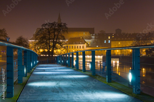 Board z aluminiowym obramowaniem Wrocław w nocy, polska