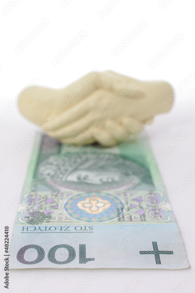 Splecione dłonie nad banknotem 100 zł  - obrazy, fototapety, plakaty 