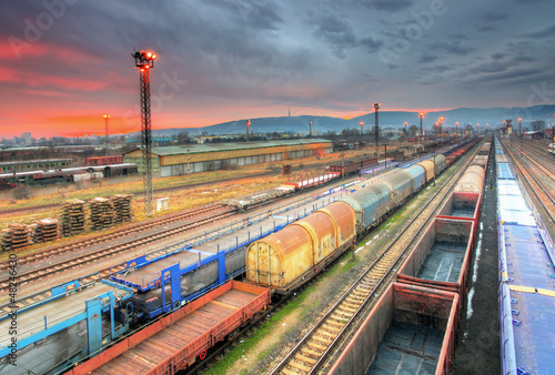 Board z aluminiowym obramowaniem Platforma pociągu towarowego w nocy - transport towarowy