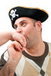 Портрет мужчины в пиратской шапке