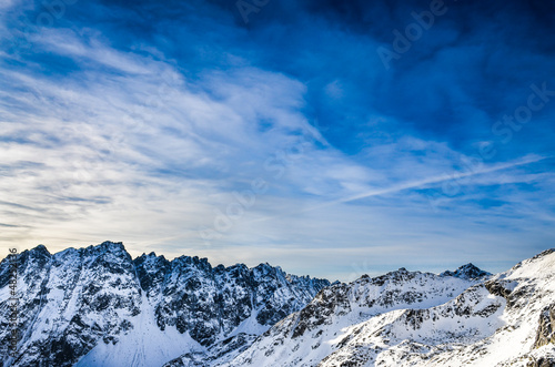 Board z aluminiowym obramowaniem Zimowy krajobraz Wysokie Tatry z błękitne niebo pochmurne