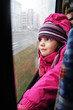 Zapatrzona dziewczynka jedzie tramwajem