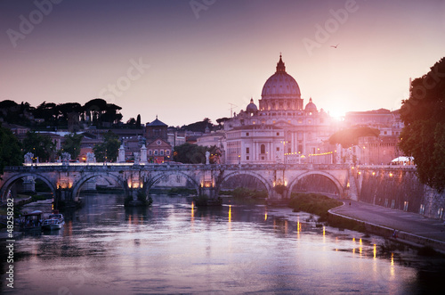 Board z aluminiowym obramowaniem Zobacz na Tiber i St Peter Bazyliki w Watykanie