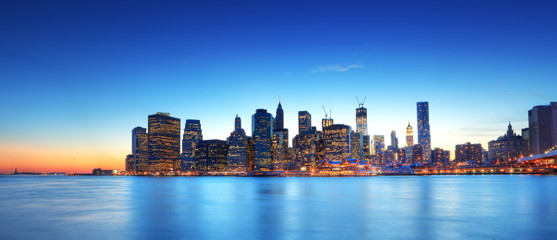 Fototapete - Panoramique de New York au crépuscule.