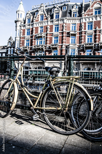 Fotoboard na płycie Typowa architektura amsterdamska z rowerami