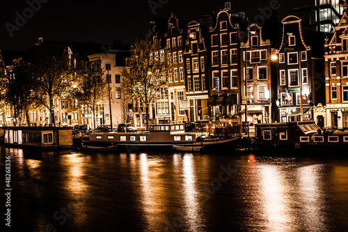 Board z aluminiowym obramowaniem Amsterdam nocą, Holandia