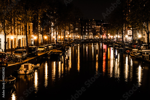 Board z aluminiowym obramowaniem Amsterdam nocą, Holandia