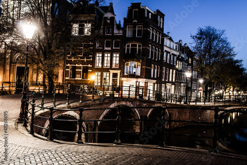 Board z aluminiowym obramowaniem Amsterdam nocą, Holandia